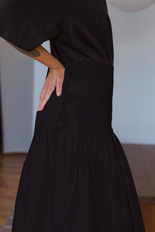 FALDA EL PRESENTE NEGRO