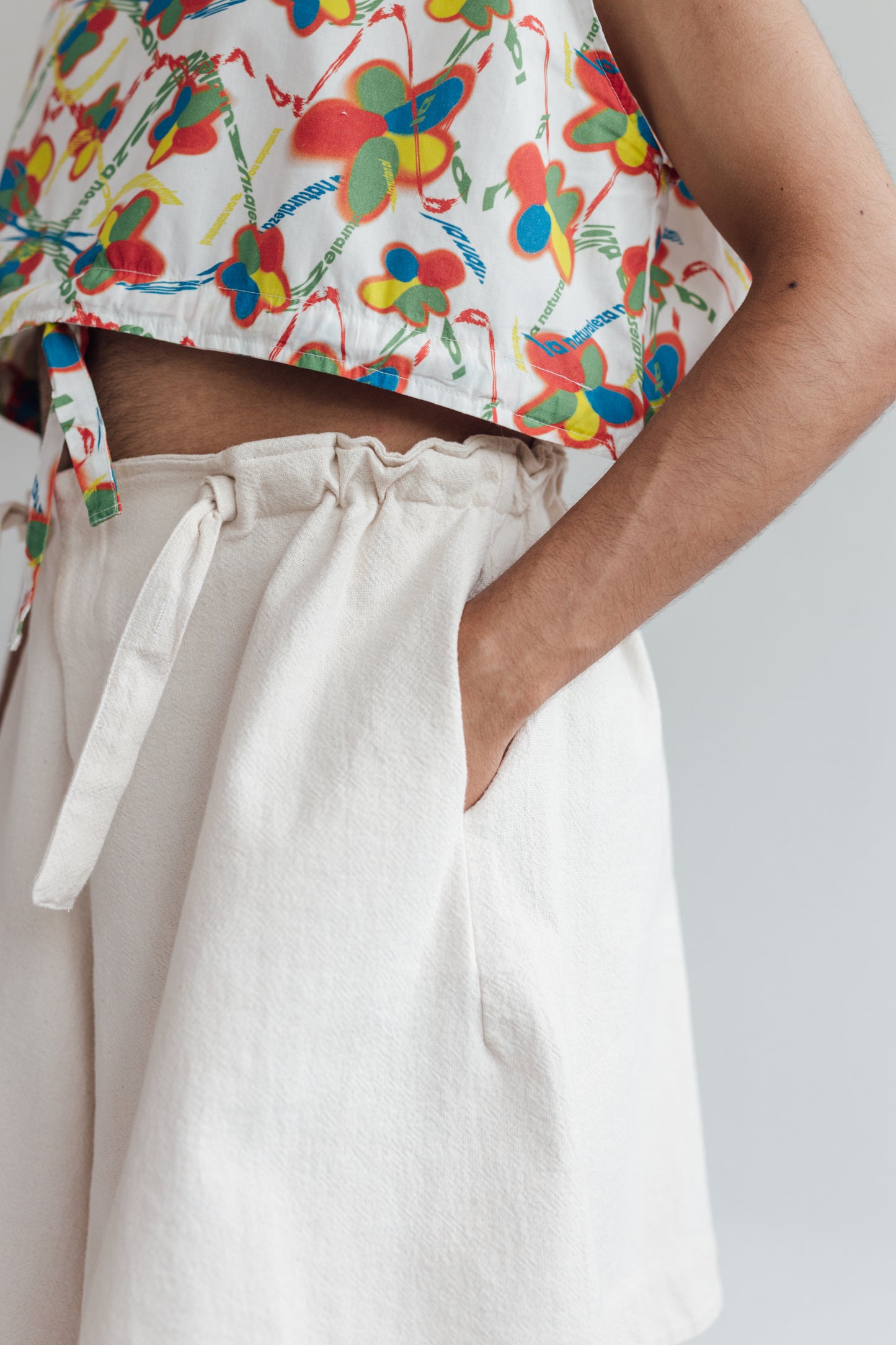 SHORT LA CORRIENTE CRUDO