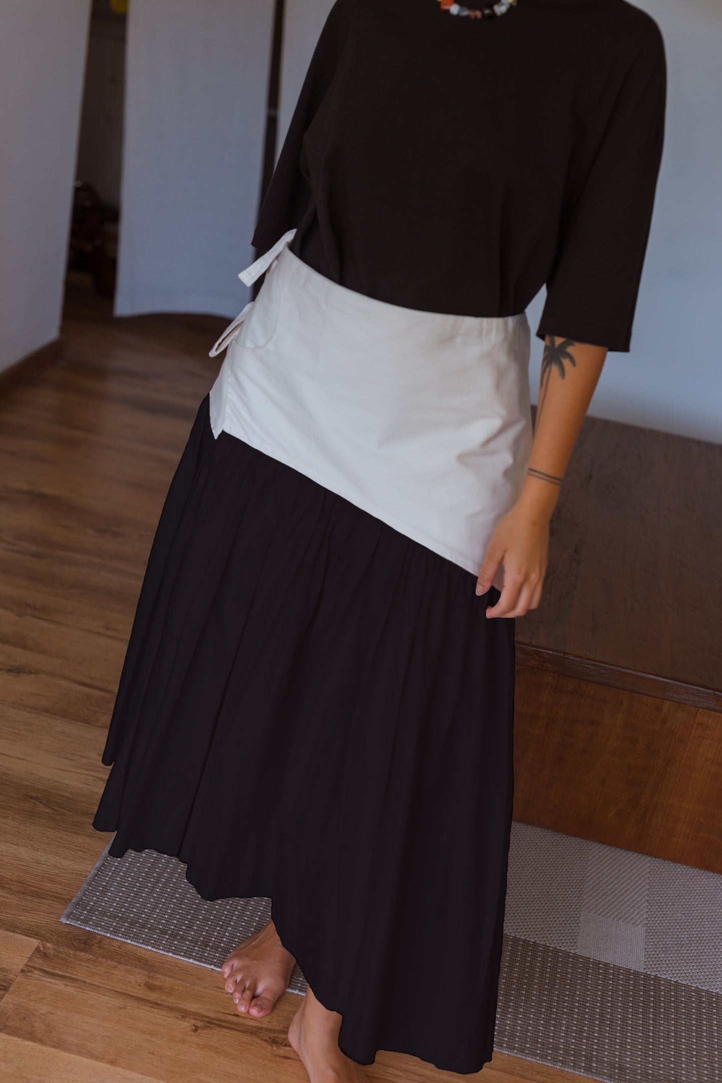 FALDA EL PRESENTE CREMA/NEGRO *hecho bajo pedido*
